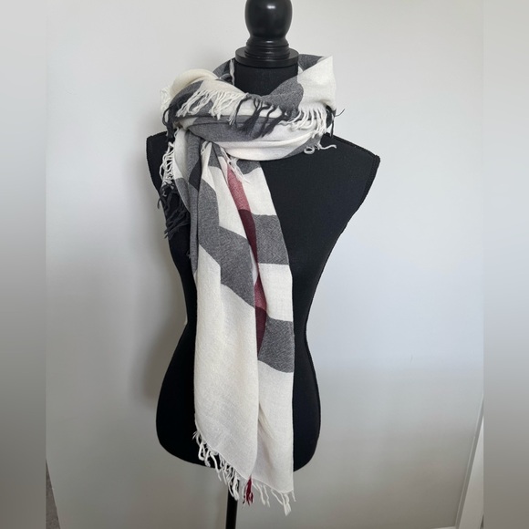 Burberry Giant Check Gauze wool/Silk Scarf - Picture 1 of 4